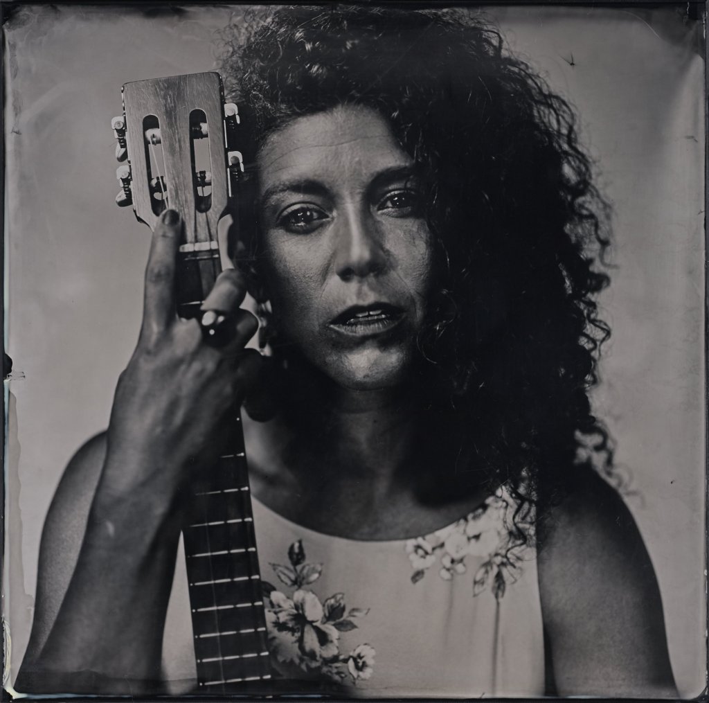 Artista chilena, Josefina dedicou-se ao teatro, encenação e a pedagogia teatral durante os primeiros anos de sua carreira na Universidade de Chile. Lá ela concentrou seus estudos na poética de Antonin Artaud por um lado e no estudo das emoções através do método Alba Emoting de Susana Bloch por outro. Em 2016 viajou para o Vietname onde estudou teatro tradicional vietnamita, "Cai Luong" que combina dança, teatro e canto, durante dois anos. No último ano dos seus estudos funda e dirige a Bookurshows, uma empresa de música ao vivo por mais quatro anos na cidade de Ho Chi Minh. Desta forma abre um espaço na sua carreira para o campo profissional da música experimentando com ritmos de diversas culturas mas sem deixar o território da encenação. Em 2020 viaja para Portugal para fazer um mestrado em criação artística contemporânea que lhe permite colocar em diálogo as diferentes disciplinas aprendidas, bem como as suas experiências ao longo de uma viagem que ainda não acaba.